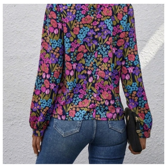 New Floral Printed Mock Neck
Blouse Sz Medium - Picture 2 of 5